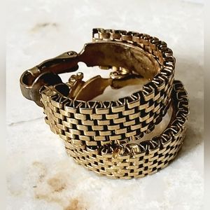 Vintage 1970s gold tone link clip on earrings